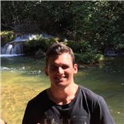 Professor de biologia, ensia crianças e adultos de todas as idades